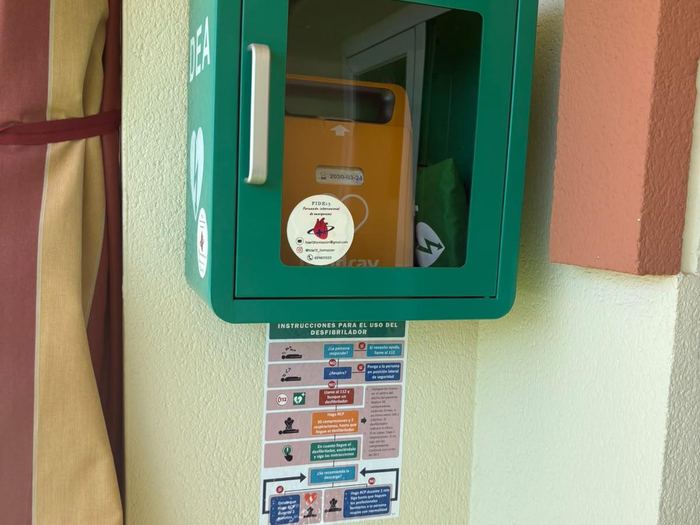 Desfibrilador señalizado en el acceso exterior de un establecimiento