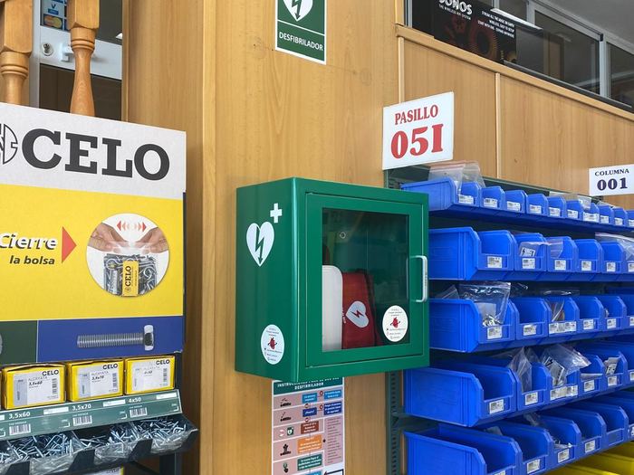 Desfibrilador instalado junto al pasillo 051 de un establecimiento de Málaga