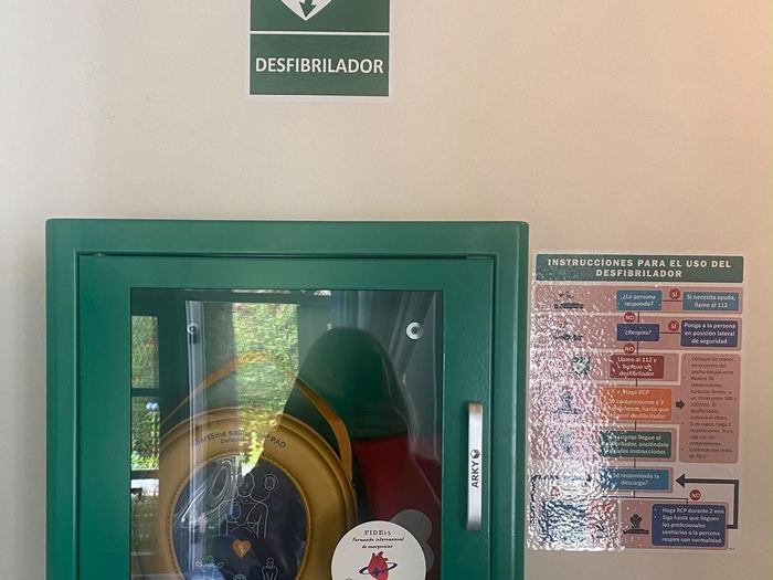 Vitrina con desfibrilador HeartSine samaritan PAD, señalización e instrucciones de uso