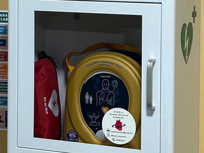 Vitrina con desfibrilador HeartSine y kit de RCP listo para su uso