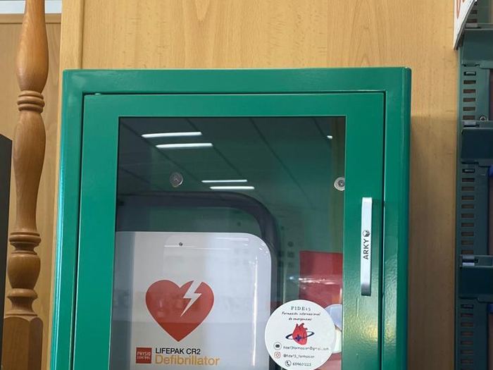 Desfibrilador LIFEPAK CR2 instalado en la zona de atención al público de un comercio