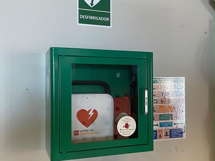 Vitrina con desfibrilador LIFEPAK CR2 y las instrucciones de reanimación al lado