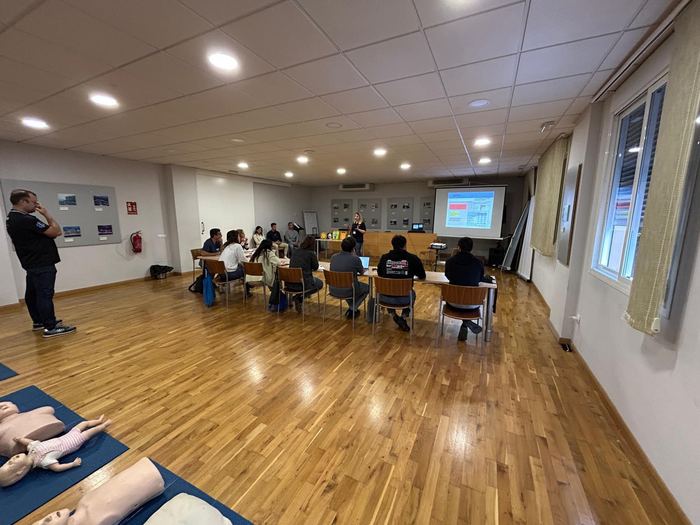 Aula de formación durante la parte teórica, con los maniquíes preparados