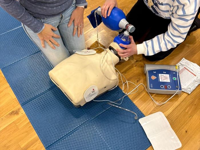 Ventilación con balón resucitador y desfibrilador de entrenamiento