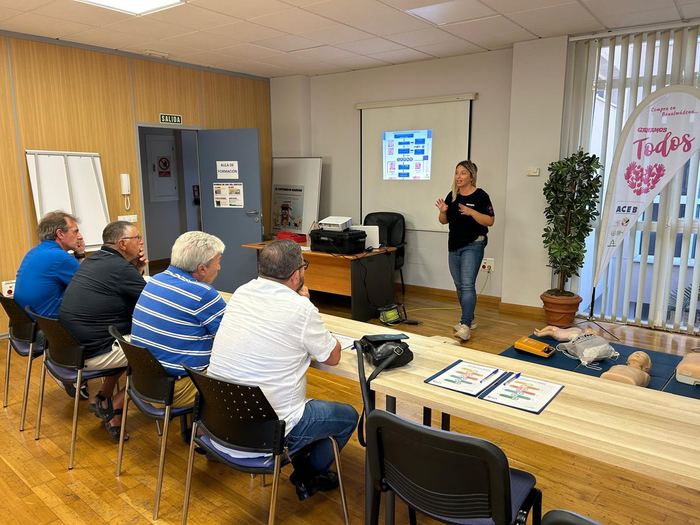 Curso de RCP y uso del DEA para comerciantes de Benalmádena