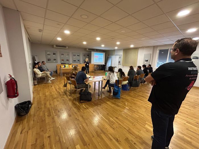 Clase de RCP con los desfibriladores de entrenamiento sobre la mesa