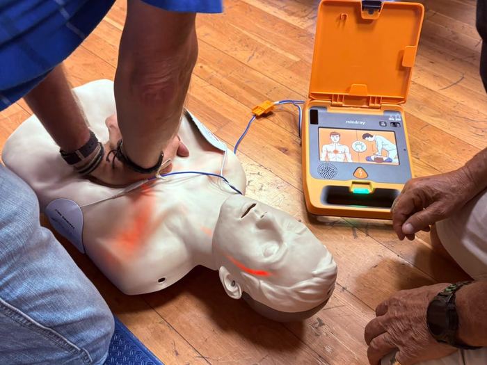 Compresiones torácicas con un desfibrilador Mindray de entrenamiento conectado