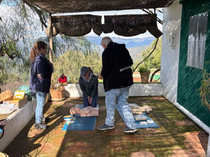 Curso de RCP y DEA impartido al aire libre en el interior de la provincia