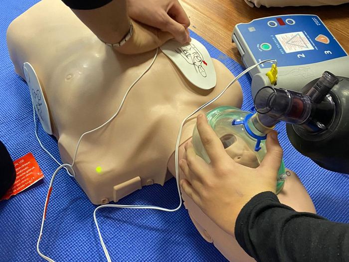 Práctica combinada de desfibrilación y ventilación con mascarilla y balón