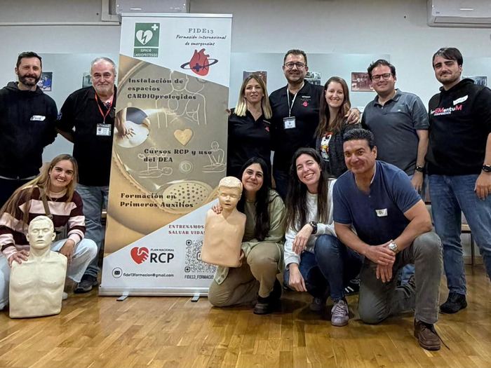 Grupo de alumnos al terminar un curso de RCP y uso del DEA