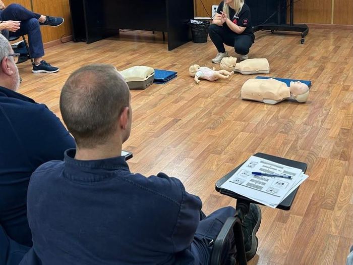 Explicación con maniquíes de adulto, niño y lactante