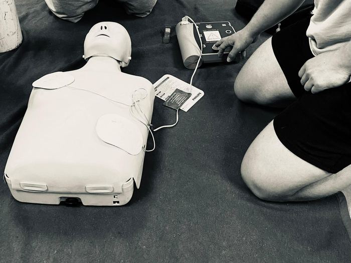 Colocación de los parches del desfibrilador de entrenamiento sobre el maniquí