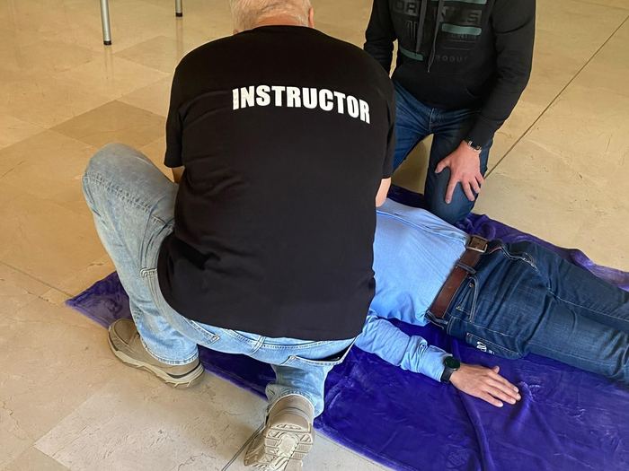 Instructor supervisando la posición lateral de seguridad