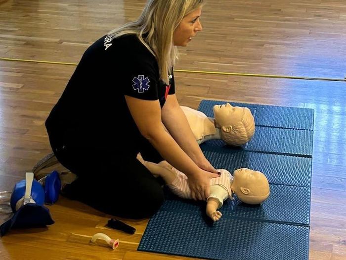 Instructora demostrando la reanimación en lactante