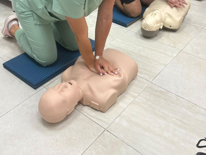 Personal sanitario practicando compresiones torácicas