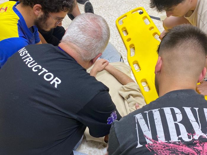 Movilización en equipo de un accidentado sobre tablero espinal