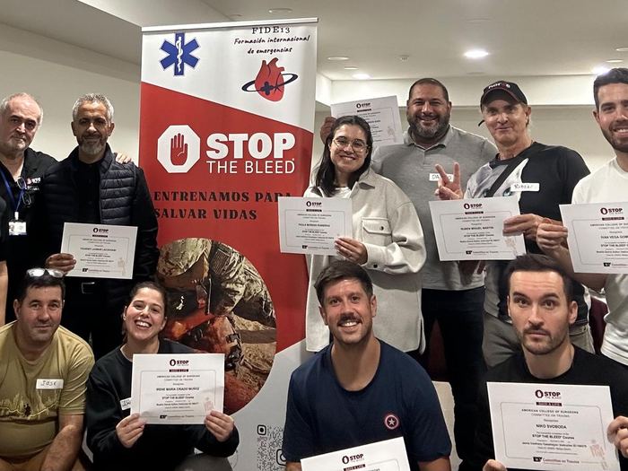 Grupo de alumnos certificados en Stop The Bleed en una formación de FIDE13 en Málaga