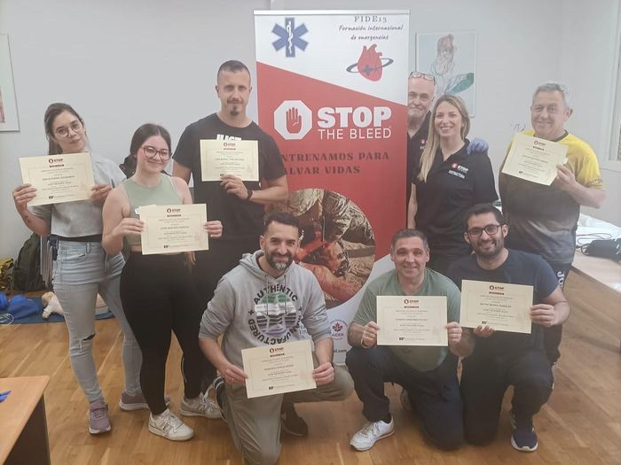 Alumnos del curso Stop The Bleed con sus certificados del American College of Surgeons