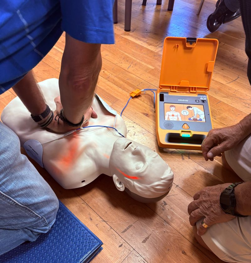 Prácticas de soporte vital básico con maniquí y desfibrilador en un curso de FIDE13 Formación en Málaga