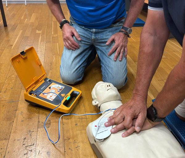 Alumnos practicando compresiones torácicas y uso del DEA durante un curso presencial en Málaga